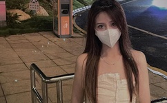 他缓慢而有力的撞着视频